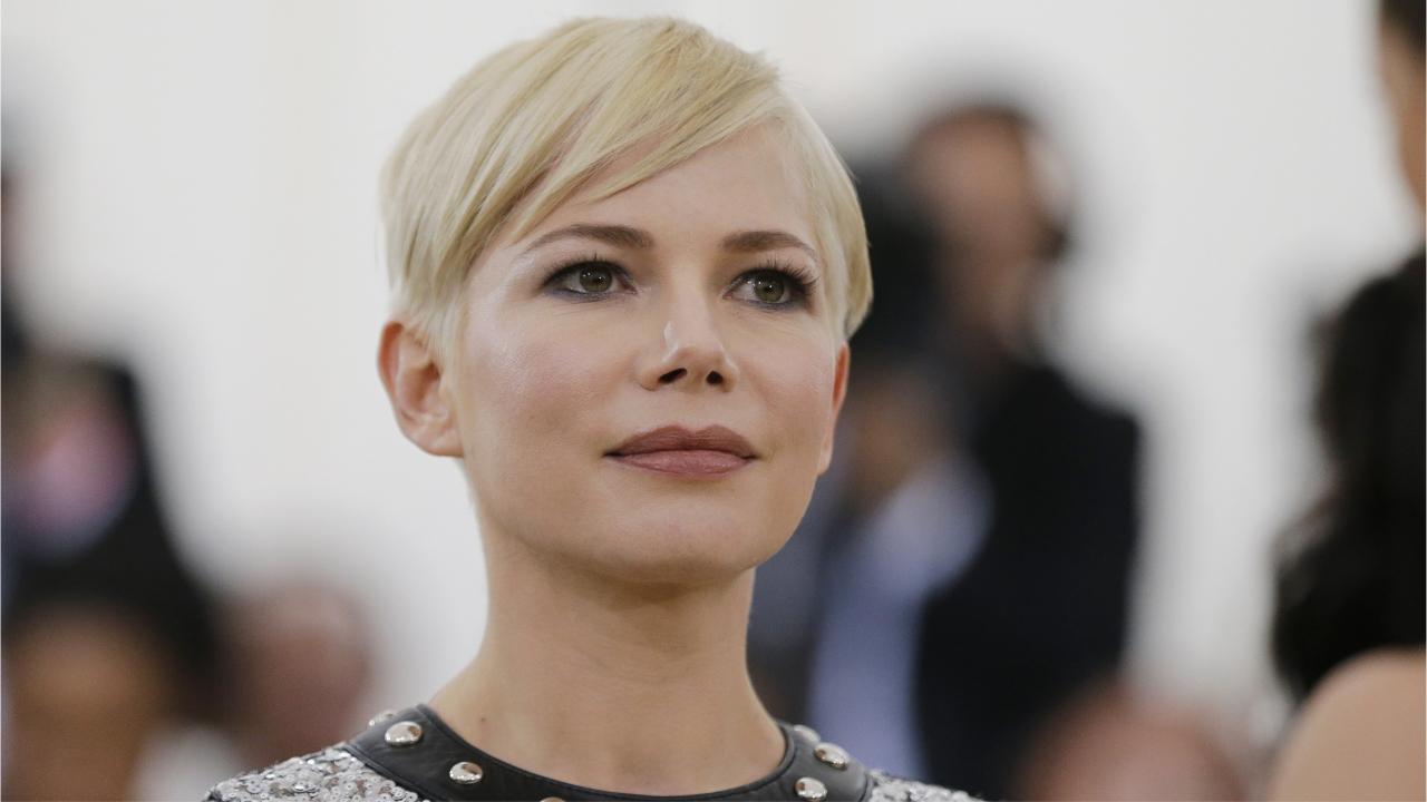 Michelle Williams s’est mariée en secret : le père d’Heath Ledger la félicite