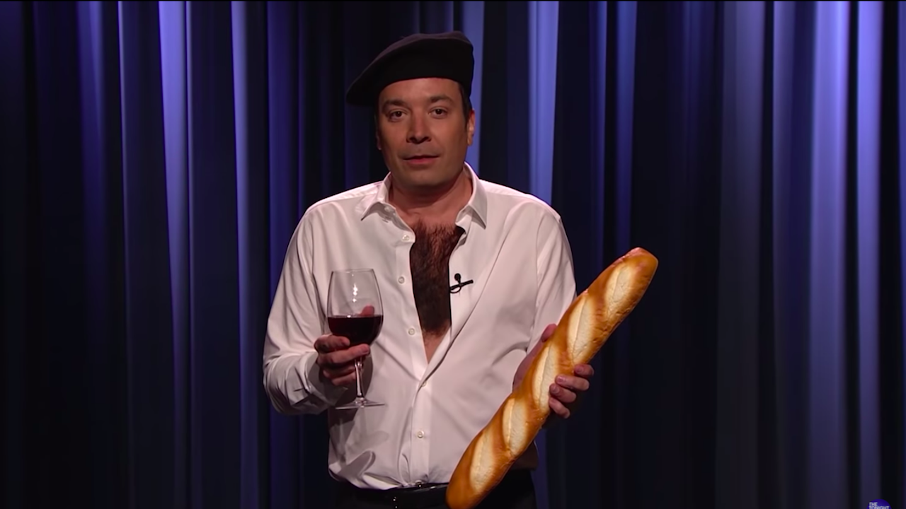 Jimmy Fallon parodie Emmanuel Macron et son torse velu dans un sketch 