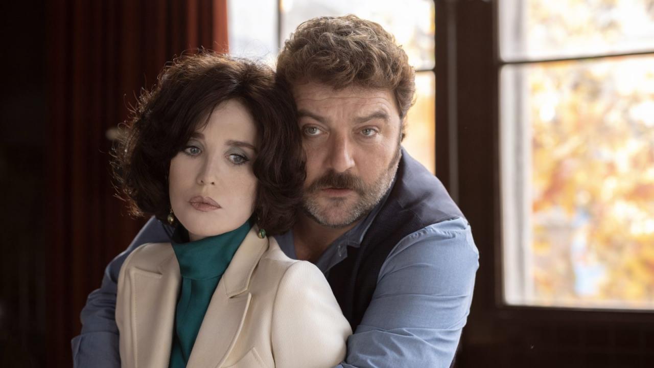 Denis Menochet et Isabelle Adjani dans Peter Von Kant