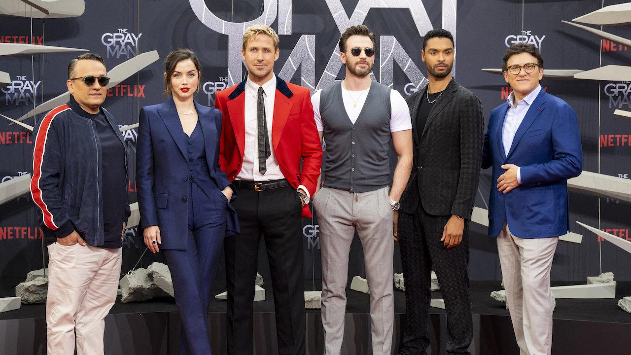 Joe Russo, Ana de Armas, Ryan Gosling, Chris Evans, Rege-Jean Page et Anthony Russo à l'avant-première de The Gray Man