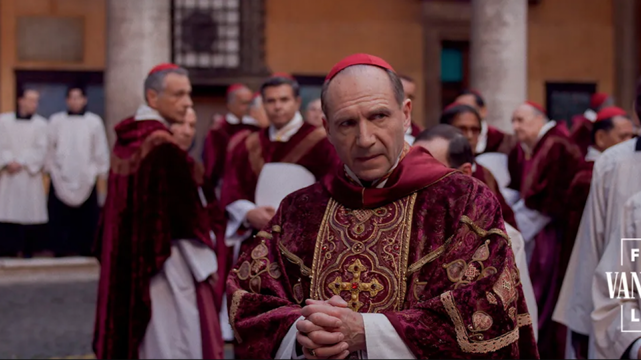 Les premières images de Ralph Fiennes en cardinal dans Conclave