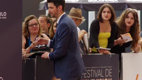 James Lafferty des Frères Scott est allé signé quelques autographes avec les fans