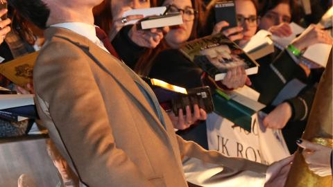 Avant-première des Animaux fantastiques 2 à Paris : Eddie Redmayne (Norbert Dragonneau) croule sous les dédicaces !