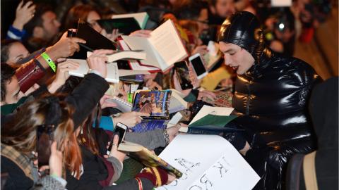 Avant-première des Animaux fantastiques 2 à Paris : Ezra Miller signe des autographes 