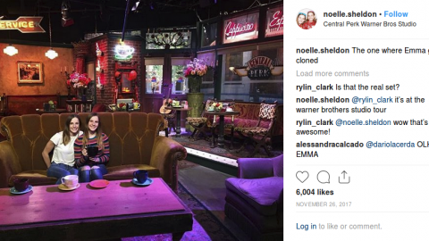 Comme cette photo dans le Central Perk intitulée avec humour "celui où Emma a été clonée"