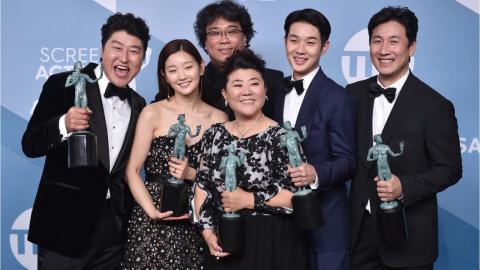 Song Kang Ho, So-dam Park, Jeong-eun Lee, Sun-kyun Lee, Woo-sik Choi et Bong Joon-ho aux SAG Awards