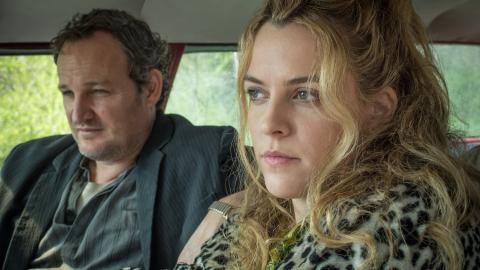 Jason Clarke et Riley Keough dans The Devil All the Time