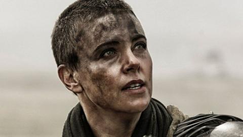 Charlize Theron en Furiosa dans Max Max : Fury Road (2015)