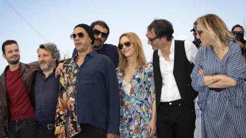 Cannes 2021 : Le photocall de l'équipe de Cette musique ne joue pour personne, de Samuel Benchetrit