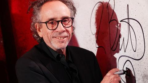 Tim Burton s'éclipse du tournage de Beetlejuice 2 pour inaugurer une expo à Paris [photos]