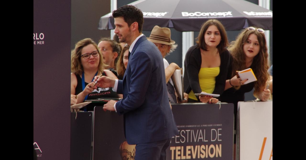 James Lafferty des Frères Scott est allé signé quelques autographes avec les fans