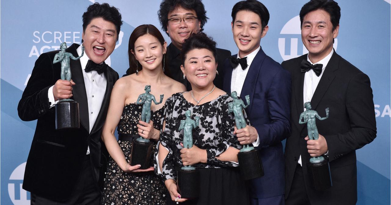 Song Kang Ho, So-dam Park, Jeong-eun Lee, Sun-kyun Lee, Woo-sik Choi et Bong Joon-ho aux SAG Awards