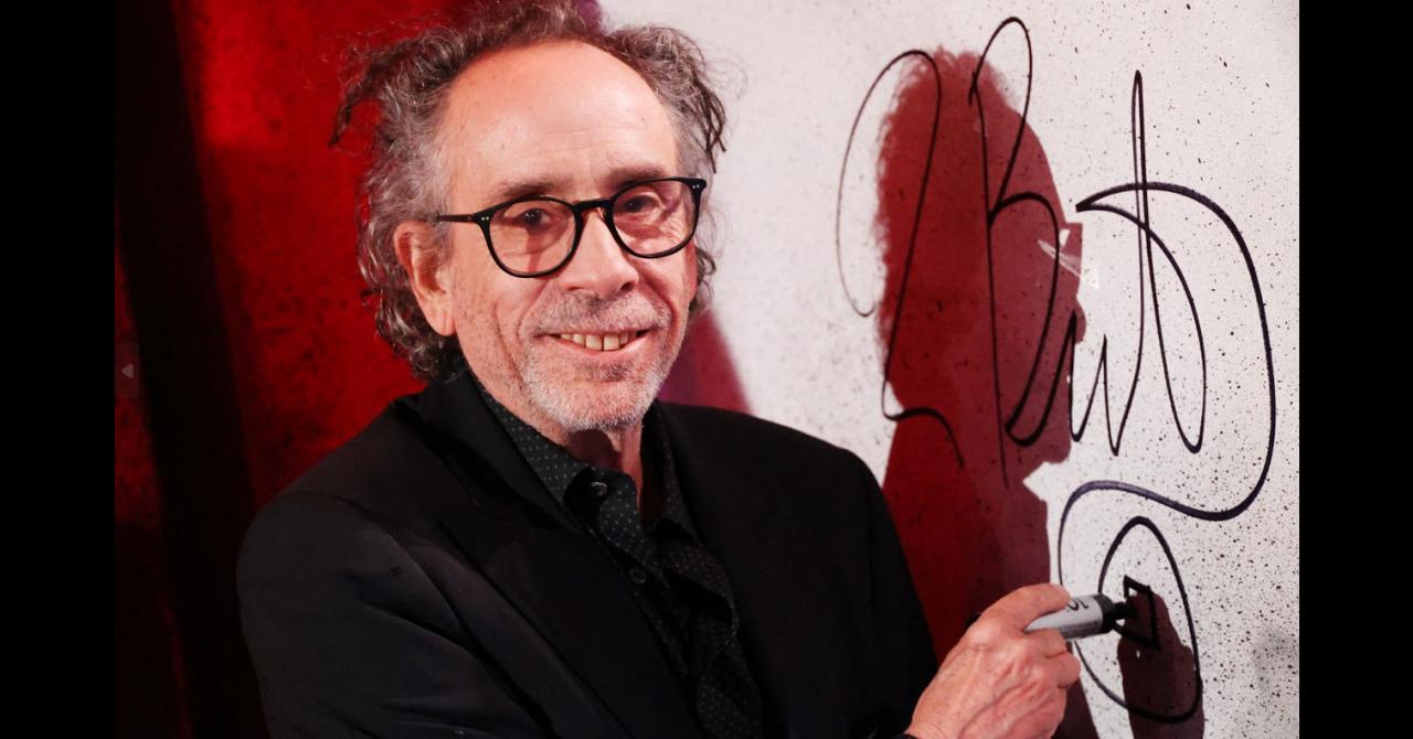 Tim Burton s'éclipse du tournage de Beetlejuice 2 pour inaugurer une expo à Paris [photos]