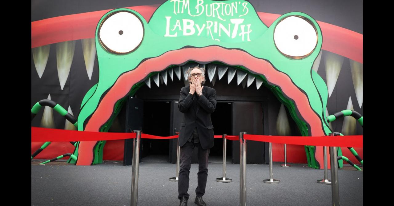 Tim Burton s'éclipse du tournage de Beetlejuice 2 pour inaugurer une expo à Paris [photos]