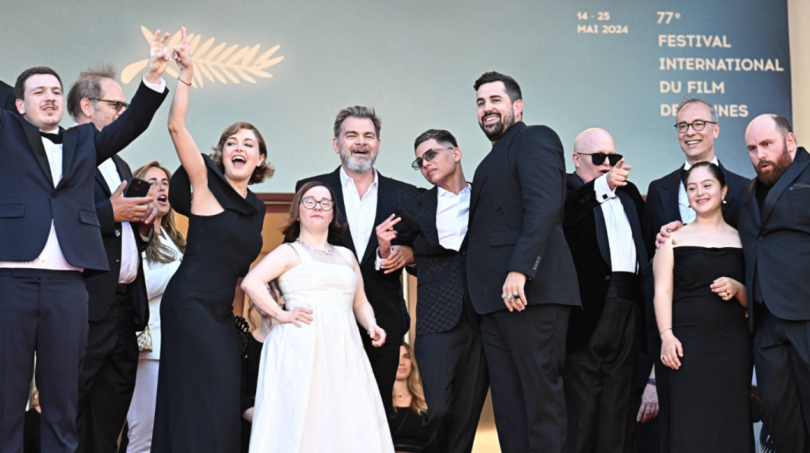 Cannes jour 9 : Toute l'équipe d'Un p'tit truc en plus réunie en haut des marches
