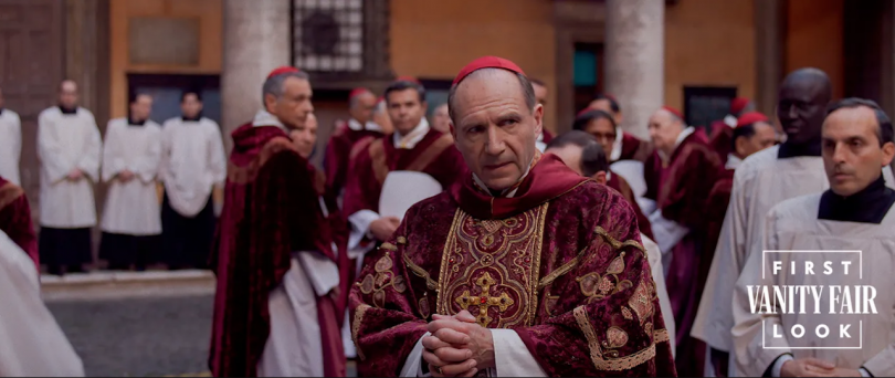 Les premières images de Ralph Fiennes en cardinal dans Conclave